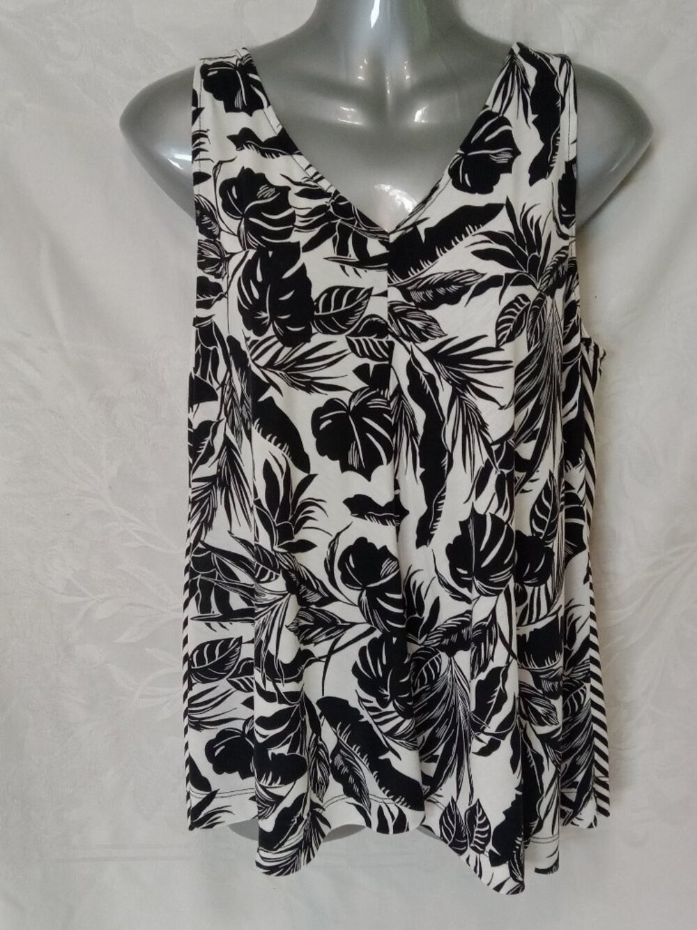 Old Navy Swing Tank Top Tropical Leaf Black White Stretchy Soft Stripe Sz L